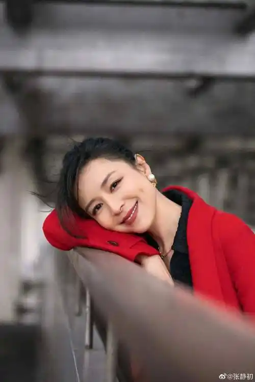 43岁张静初直播考研第一人,上岸了,外媒用了这些词报道,很高级!