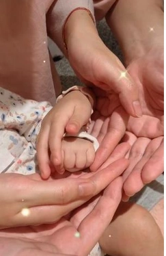 陈赫宣布二胎得女,晒宝宝脚丫超可爱,一家四口手拉手很温馨