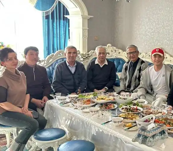 尼格买提全家福曝光嫂子妹妹颜值高小尼父亲兄弟三人眉眼相似