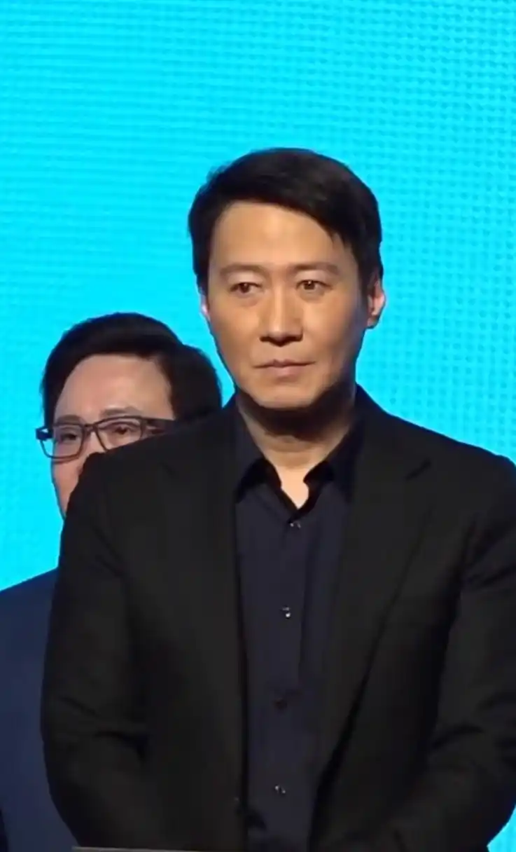 黎明久违亮相活动,57岁依然散发着贵族王子的气质,90年代出资8000万给