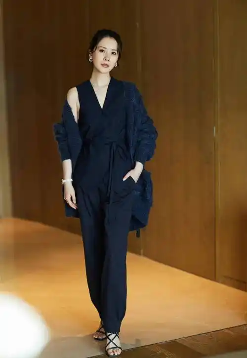 海清不愧是"职场精英",一件深蓝连体裤,穿出四十岁女性的优雅_的设计