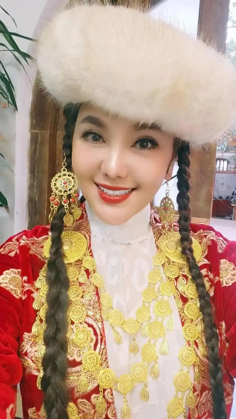 乌兰图雅,雅宝穿西藏衣服太好看啦@乌兰图雅95民族流行歌者 - 兑趑