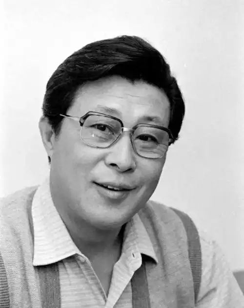 王心刚:电影巨星与家族的支柱王心刚,这位中国电影史上的传奇演员