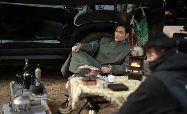 原创德云社孟鹤堂发文穿着大褂在外野营帅气造型引粉丝热议