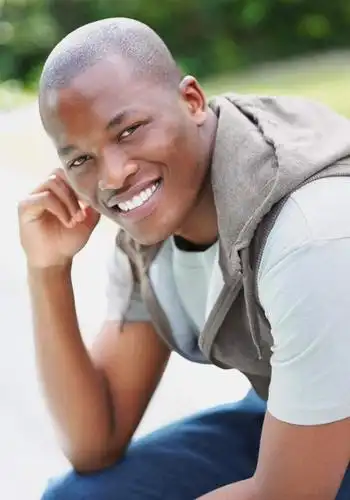 西方人,脸,头,脸颊,秃头,一个人,坐,笑,微笑,露齿笑,竖图,室外,白天