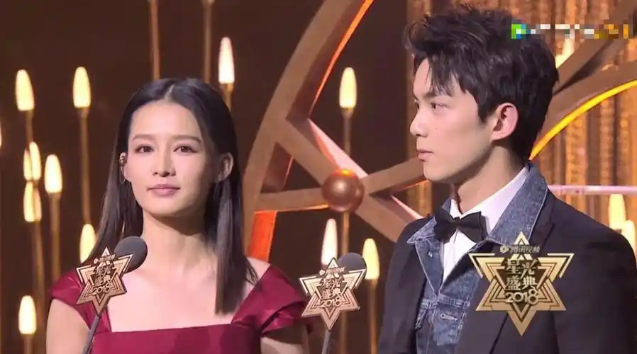 2018最有梗颁奖典礼,明星台下互动超精彩,杨洋小动作最多