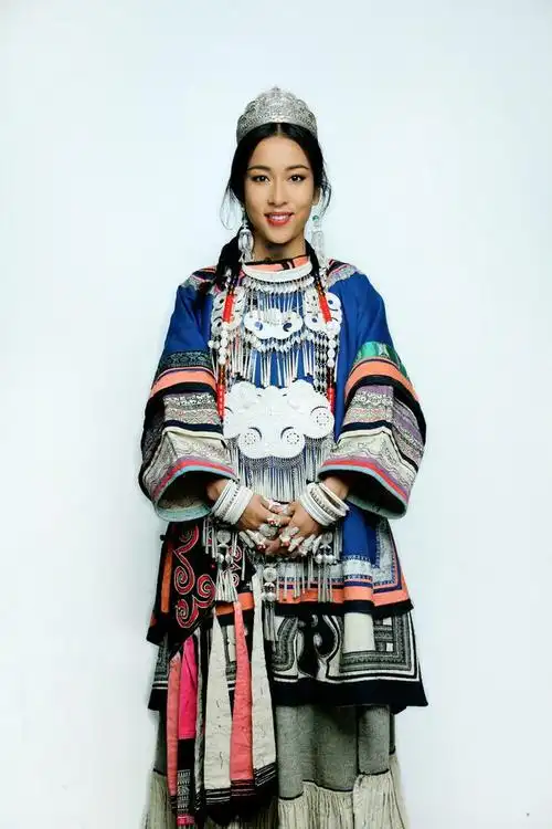 吉克隽逸彝族服饰登台:温暖是春晚代名词