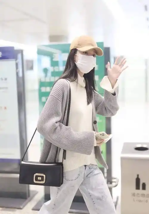 乔欣机场街拍,白色高领毛衣配灰色针织开衫,温暖休闲好经典_黑色_牛仔