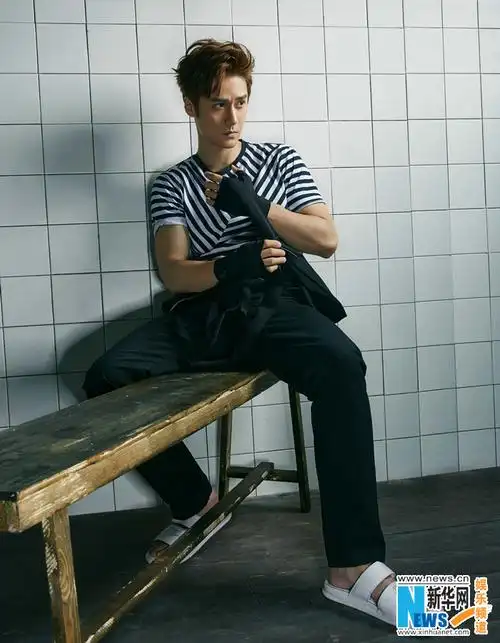 蒋劲夫运动系大片曝光 大秀哑铃嘟嘴卖萌