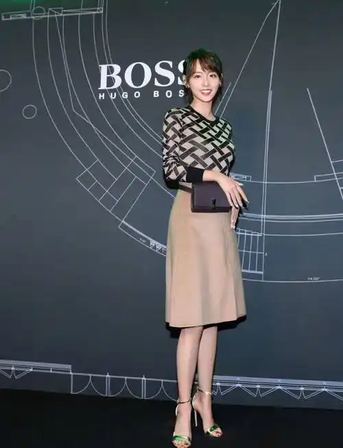 原创张嘉倪长裙高叉开到腰美腿裸足高跟诱惑迷人网友简直是妖精