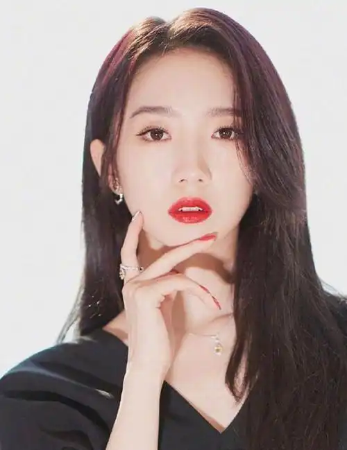 可不是不用打理的,女生们日常出门前应将八字刘海中间的位置用发夹