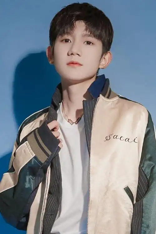 王俊凯穿米色大衣配渔夫帽,帅气时尚,王源的衬衫装扮,青春有型