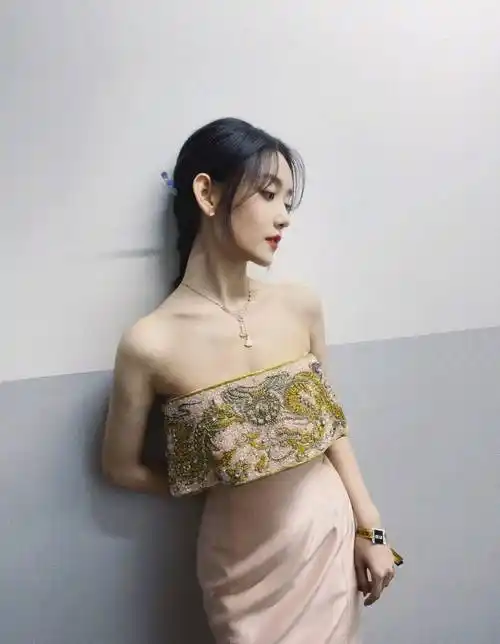 蒋依依齐胸粉色连衣裙性感写真_五官_漂亮_网友