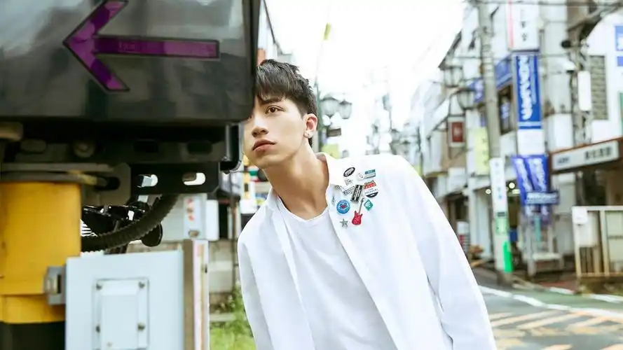 许魏洲街拍明星风尚壁纸