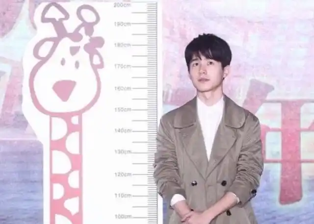 大头雷佳音身高过一米八,谢霆锋刚过一米七,脸和身高太不匹配