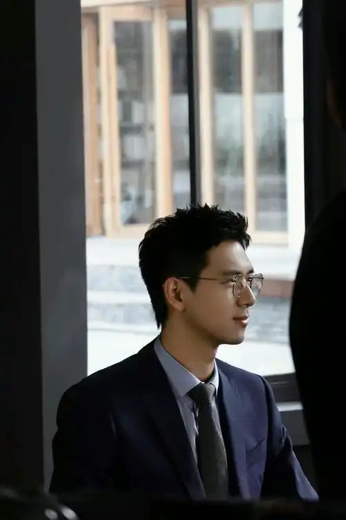 李现谢之遥眼镜西装剧照##李现谢之遥眼镜西装造型剧照
