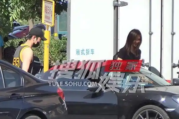 独家:赖冠霖和女友逛街 当街抱抱贴贴好亲昵