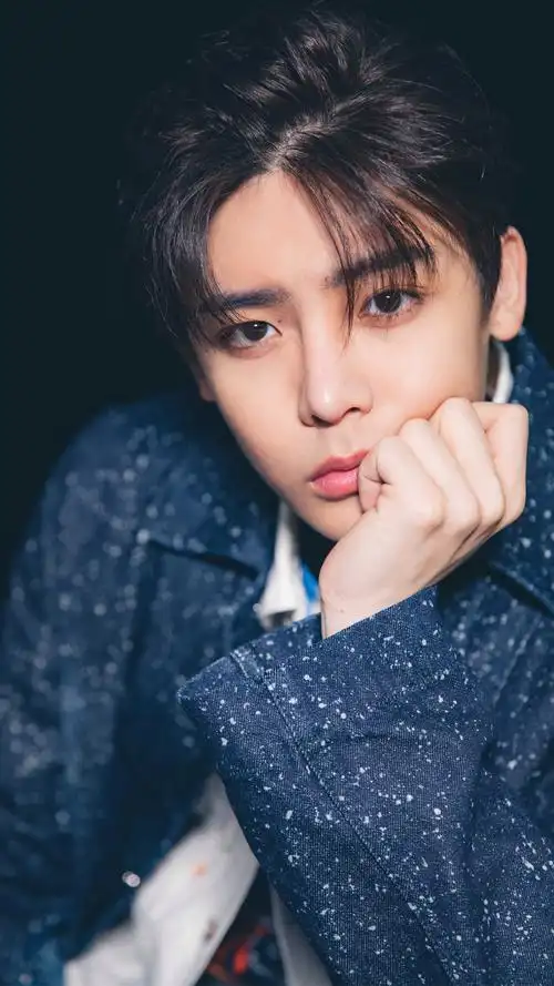 小鲜肉侯明昊手机壁纸图片