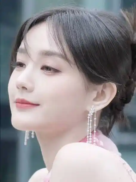 李一桐黑玫瑰深v裙