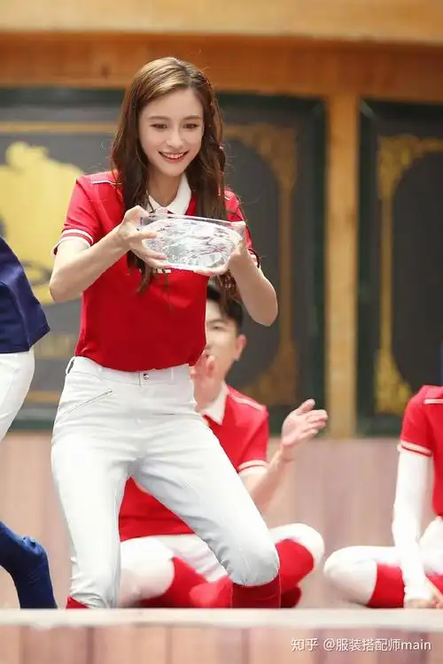 杨颖奔跑吧出新造型长卷发绑彩色头绳红衣白裤气质又减龄