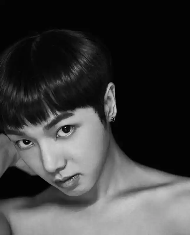 华晨宇曝个唱预热写真半裸出镜性感深邃