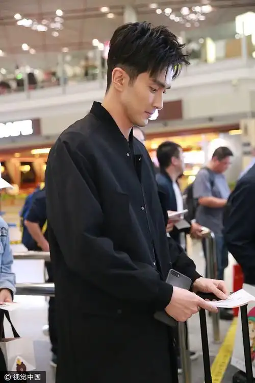 高伟光穿帅气黑风衣现身颜值又升新台阶 获迷妹追随不忘回头说再见