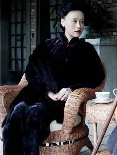 邬君梅扮演的宋美龄在妆容和服饰方面要显得精致的更多