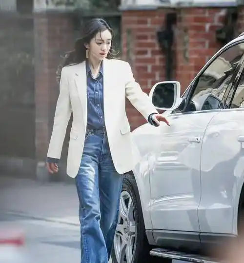 35岁的杨幂终于不"藏"了,穿白色背心凸显时尚身材_少女_风格_比例