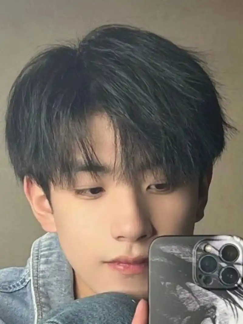 三七微分 男生超帅发型 发型为三七微分韩式碎盖.