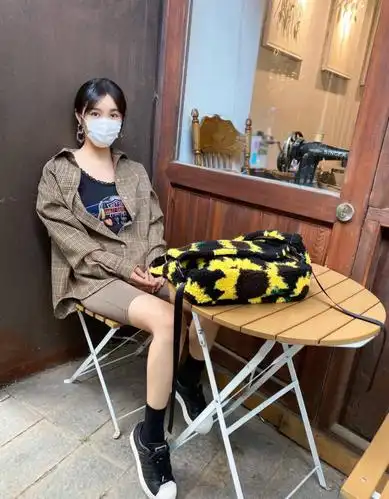 李菲儿素颜状态真不错,外出吃饭也敷着面膜,连护肤都得争分夺秒