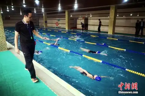 四川12岁双腿高位截肢运动员每日游6公里