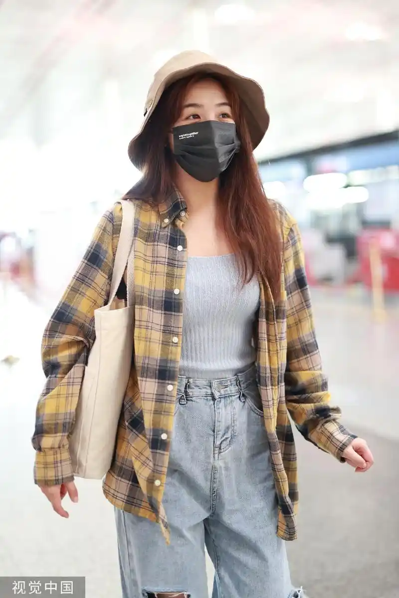 组图:张含韵戴宽檐帽现身机场 穿格纹衬衫搭牛仔裤简约舒适