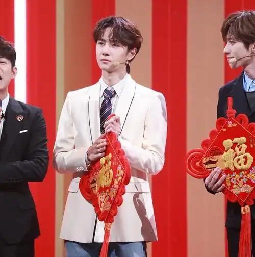 蔡徐坤王一博同框引发骂战,2018年和2019年爆红的两大顶流较量