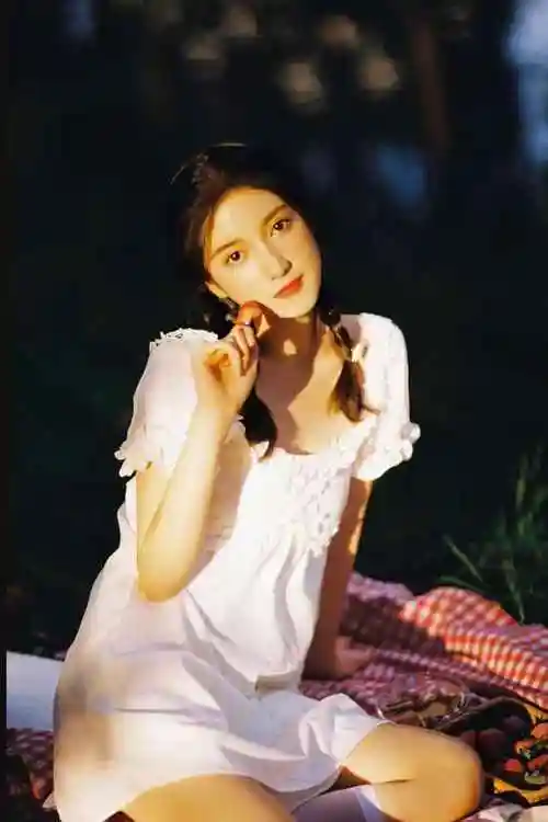 模特的手部姿势一直都是影响写真照出片率的一个关键因素,如果你拍照