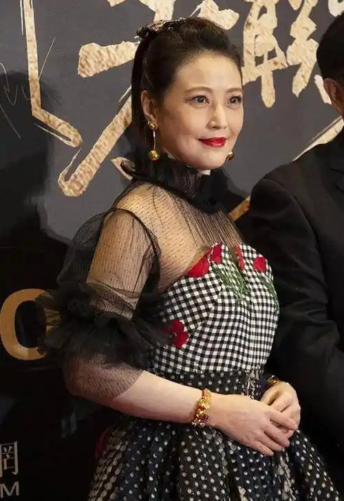 周海媚终于见老,虽眼纹爬满眼角,穿"桌布"拼接裙也难掩时髦