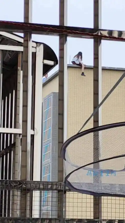 潮汕某住宅楼一女子坐天台边缘处欲轻生,右脚悬空._生活_网友_人生