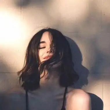 头像黑白女生伤感带字图片