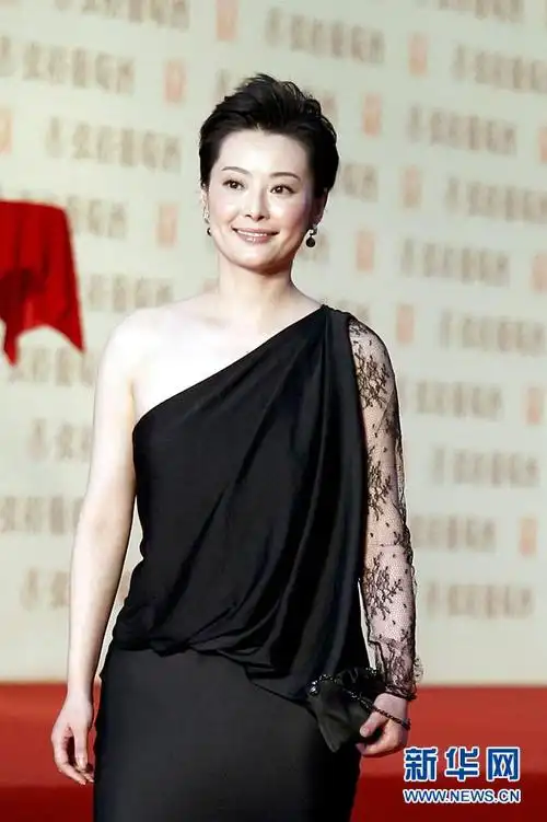 6月20日,演员袁立走过红地毯.