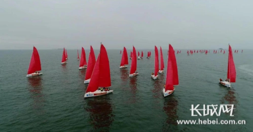 在海上航行的红色帆船.