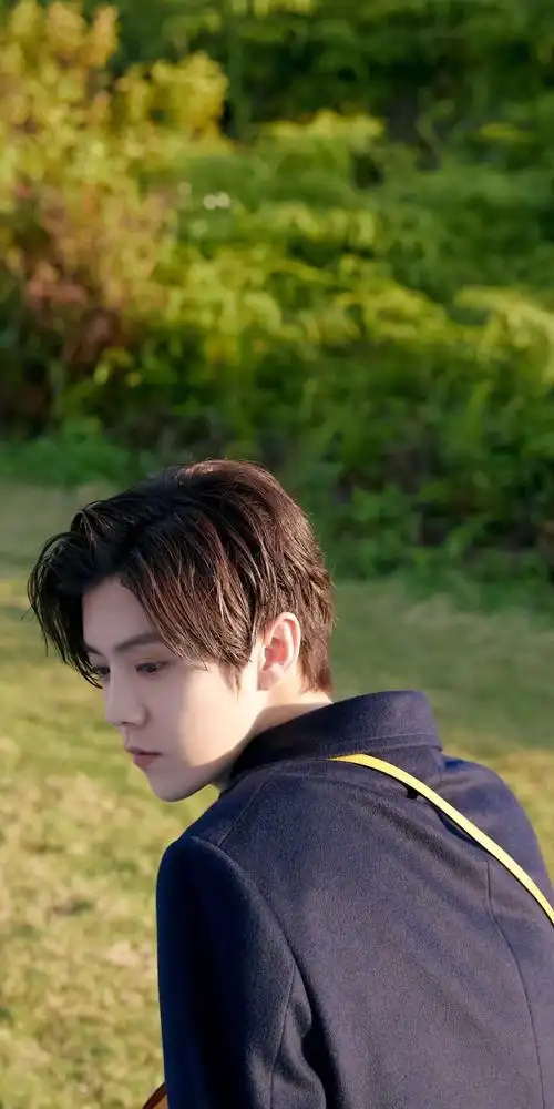 有没有关于鹿晗的惊艳照片可以做壁纸套图的