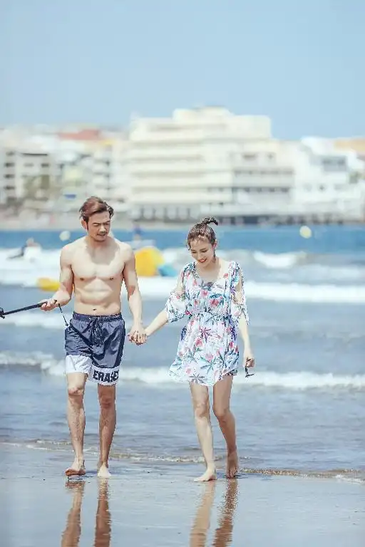 杨烁与妻子海边踏浪起舞 八块腹肌超级抢镜