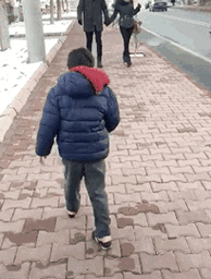 一名救援人员把自己的午餐   和饮料送给他,他很是意外的笑了