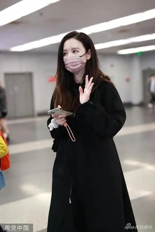 2021年10月6日,明星现身机场.张萌 北京机场