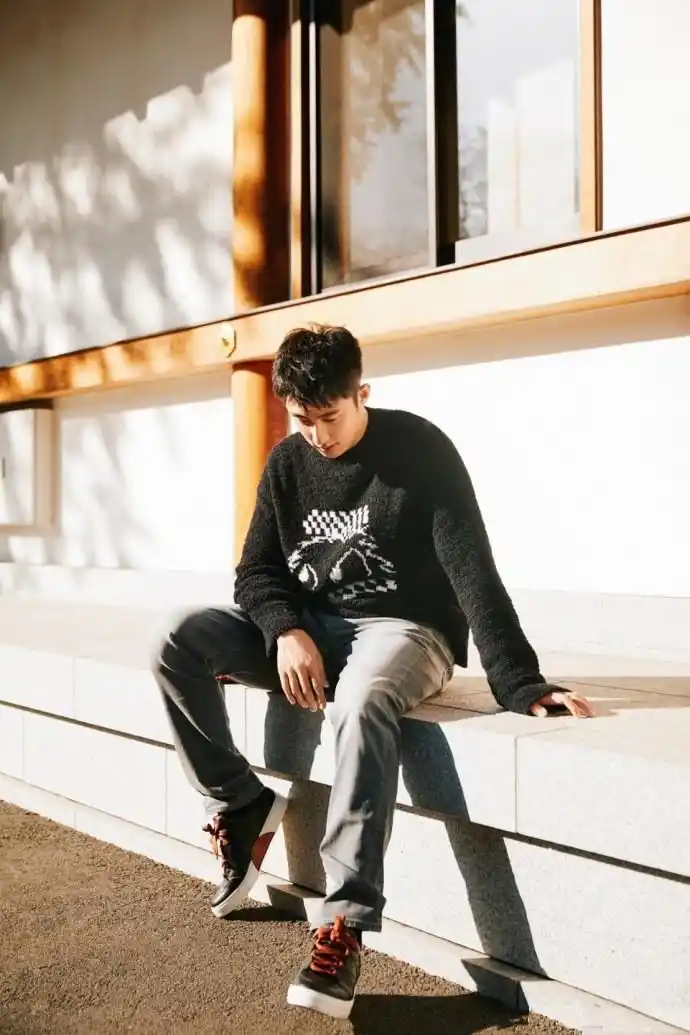 187cm黄景瑜穿丝绒黑西装亮相,端庄英俊,超模身材真是绝