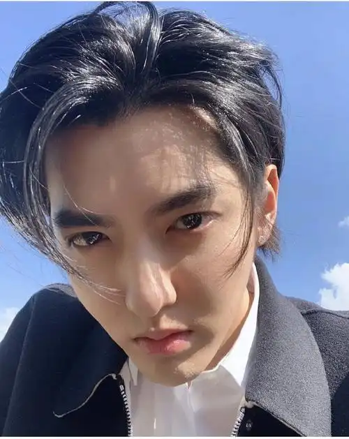 吴亦凡晒自拍变身睫毛精,颜值重回巅峰状态,男友视角惹人害