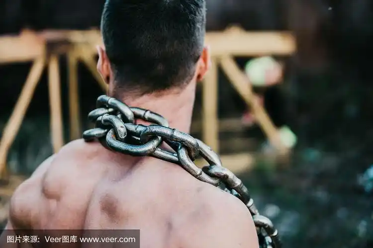 年轻肌肉男训练