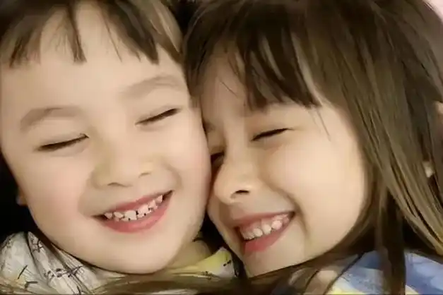 湖北苏华被外国美女模特倒追生2个混血宝宝大女儿超像杨幂