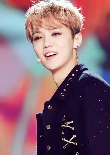 鹿晗五官精致,颜值帅气,气质绝佳的小哥哥,帅到炸裂.