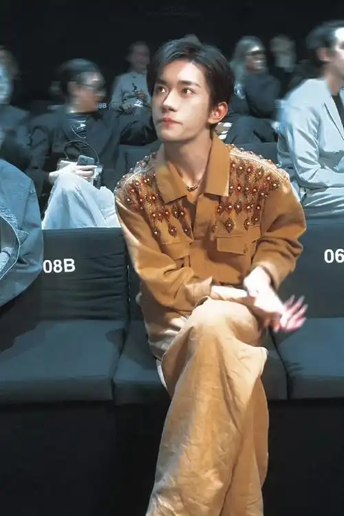 外媒镜头下的易烊千玺生图##易烊千玺 米兰时装周