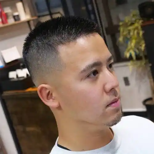 两侧铲短男发:帅气,利落与百变的新风尚